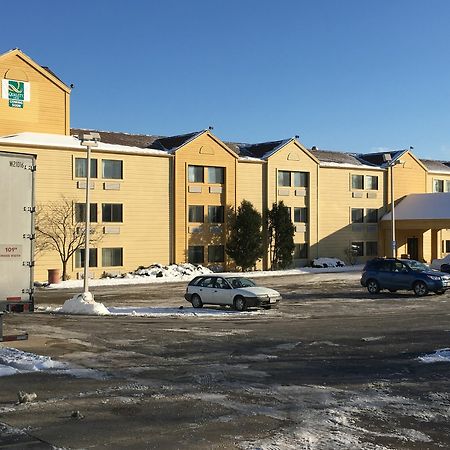 Quality Inn & Suites Милуоки Екстериор снимка