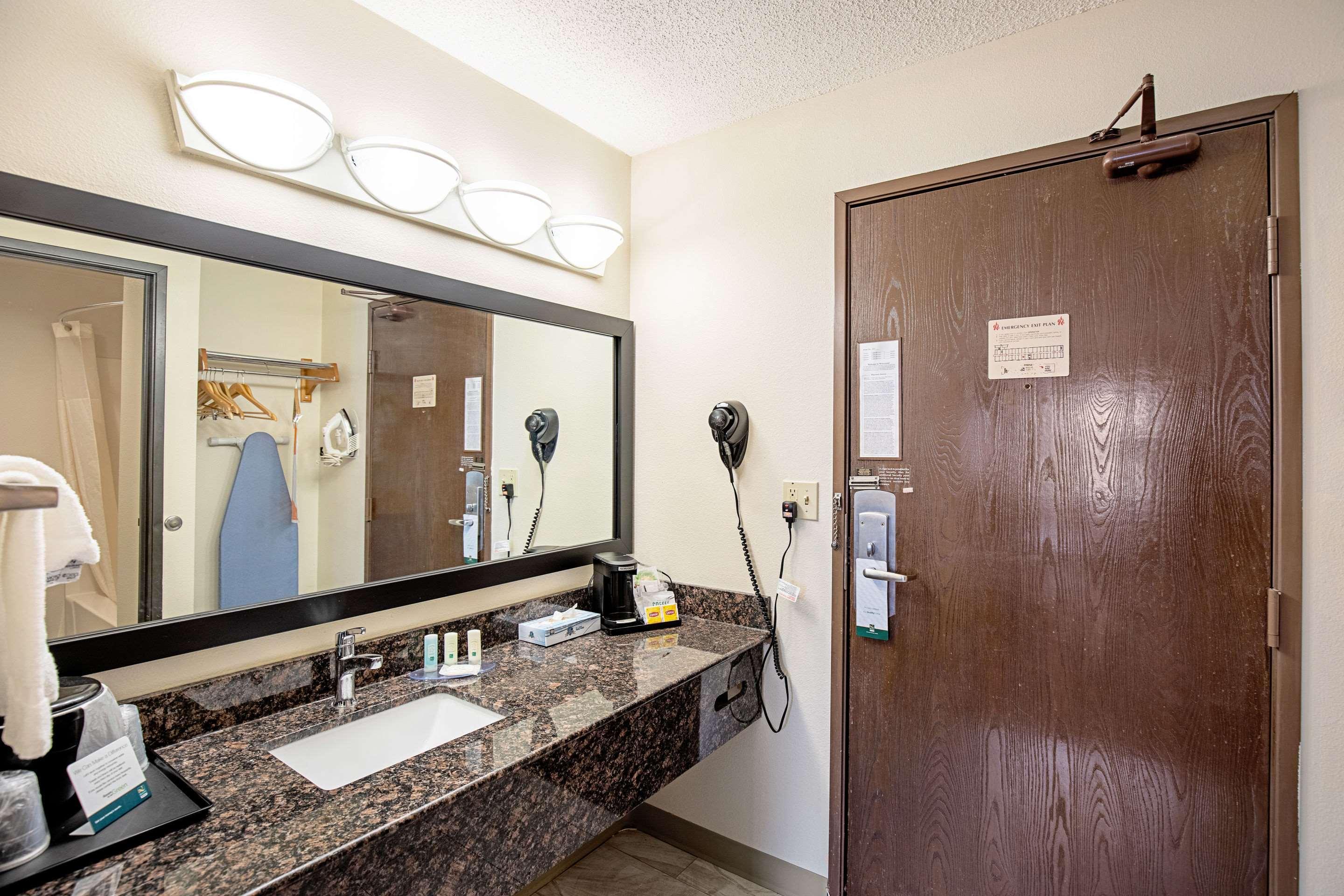 Quality Inn & Suites Милуоки Екстериор снимка