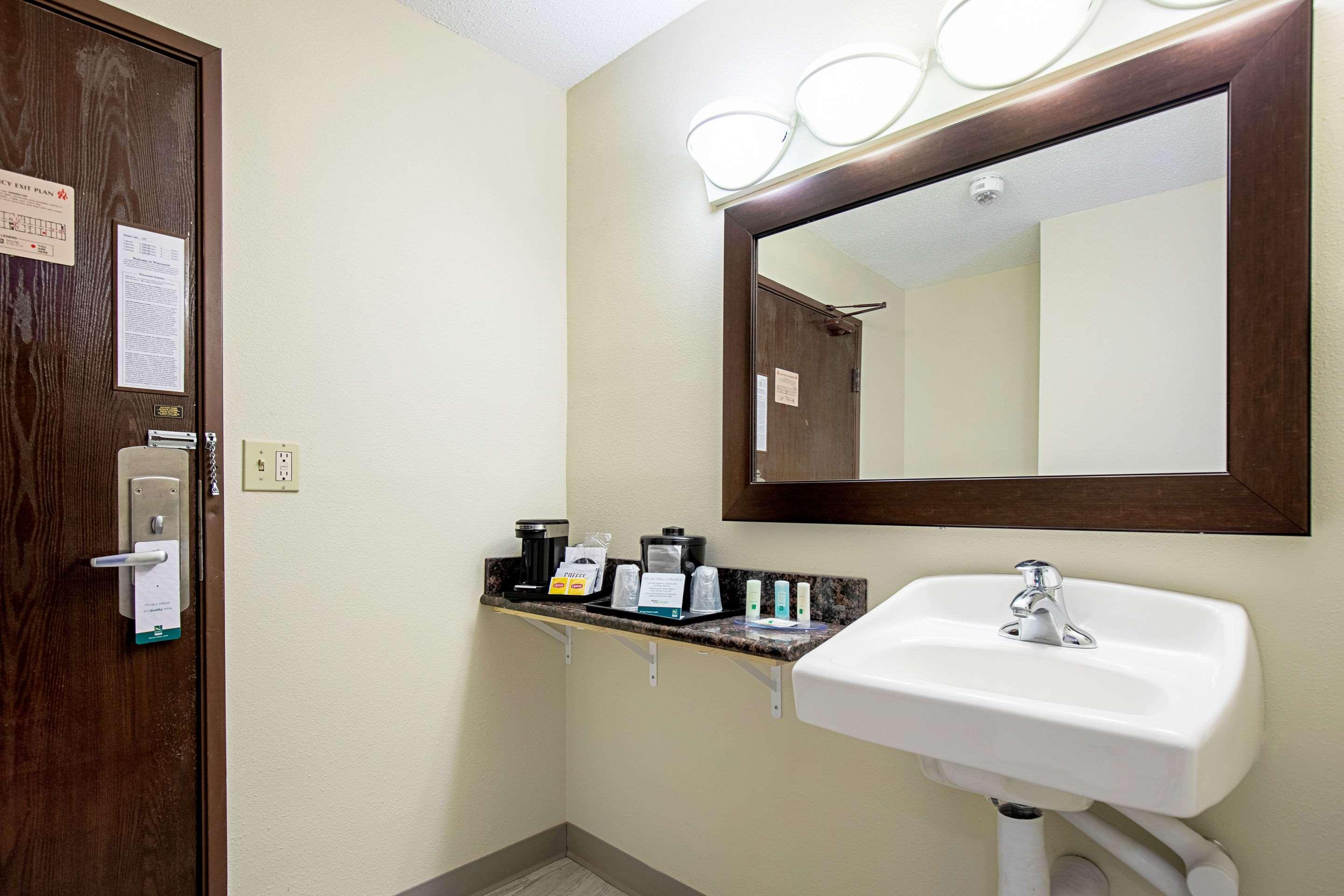 Quality Inn & Suites Милуоки Екстериор снимка