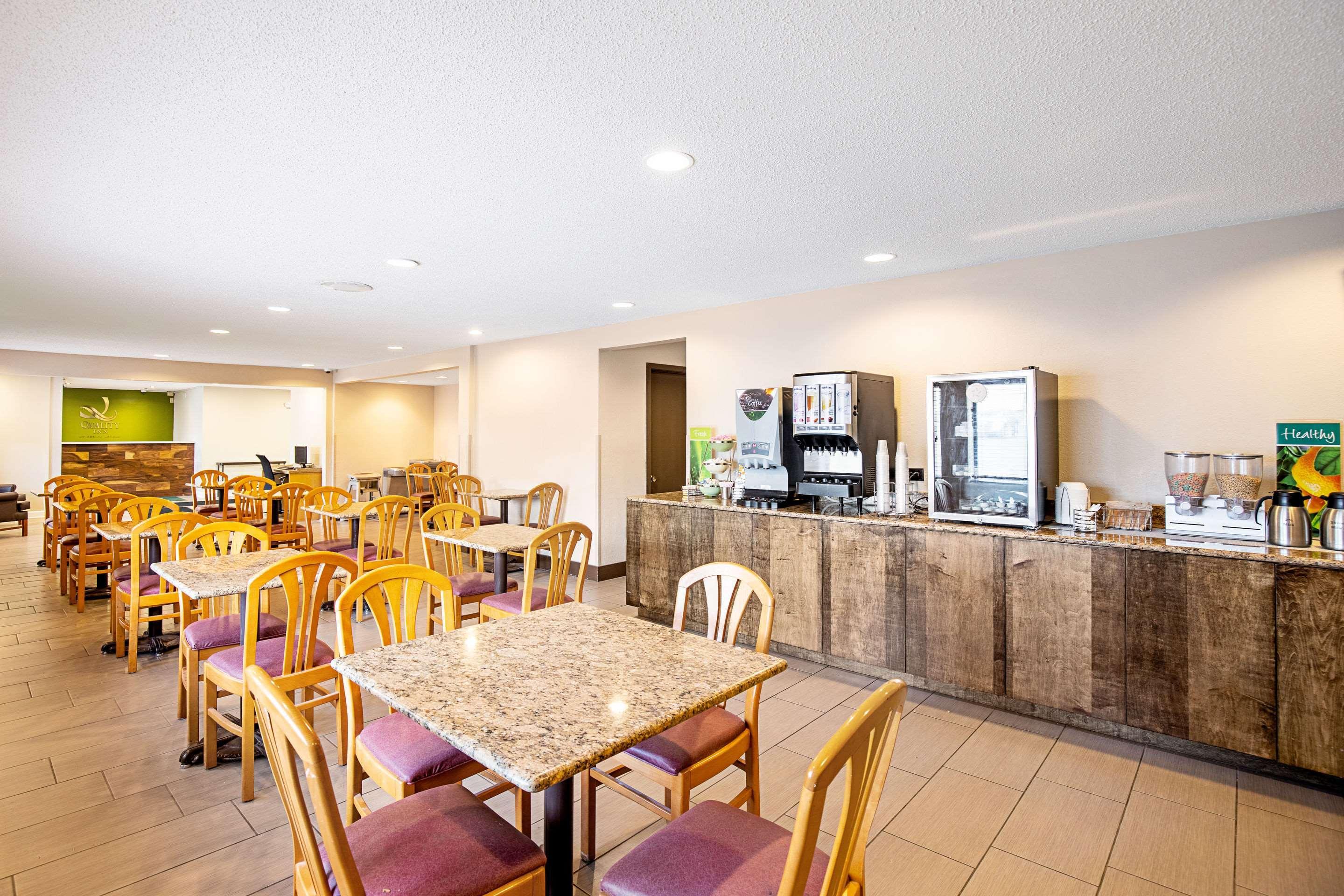 Quality Inn & Suites Милуоки Екстериор снимка
