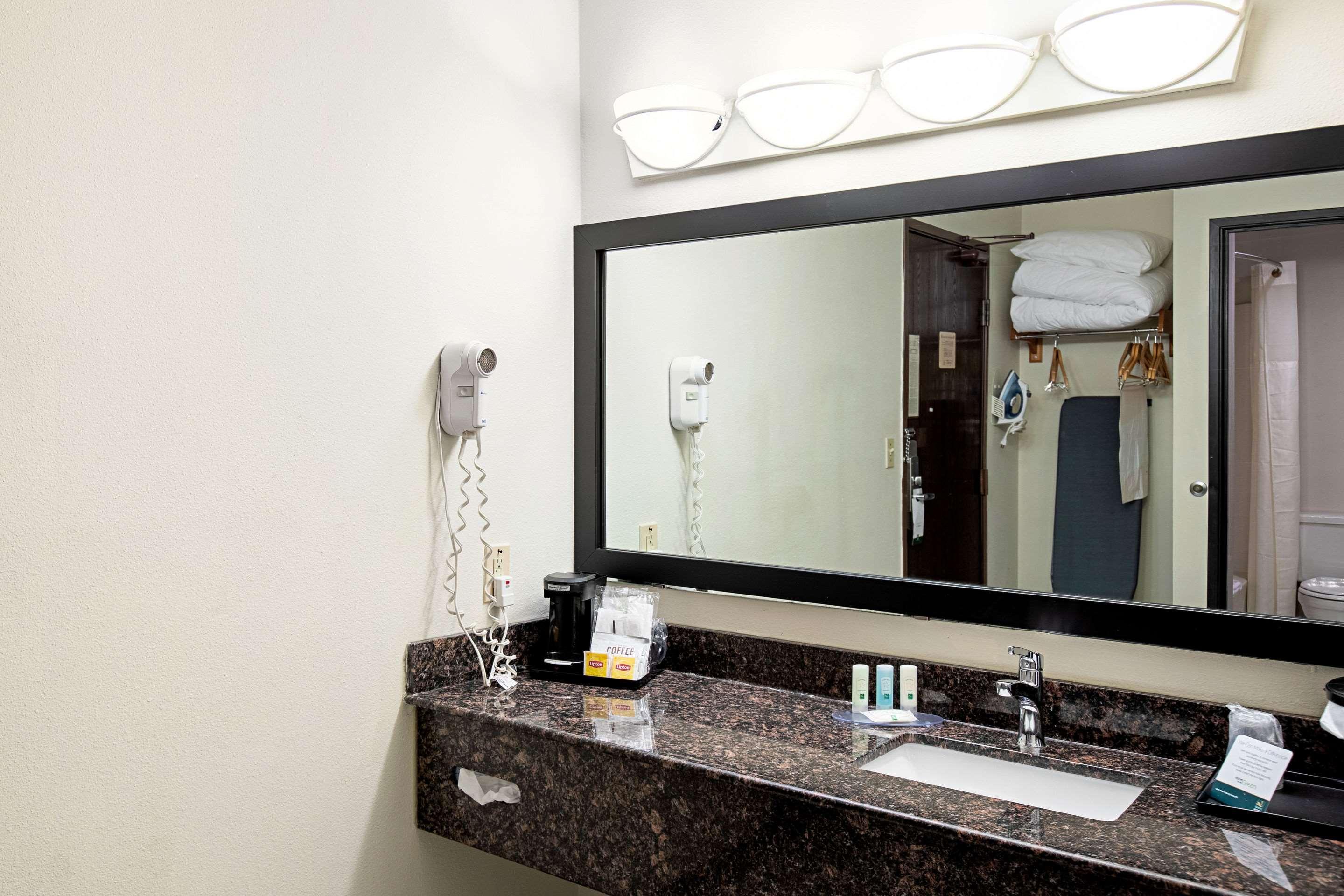 Quality Inn & Suites Милуоки Екстериор снимка