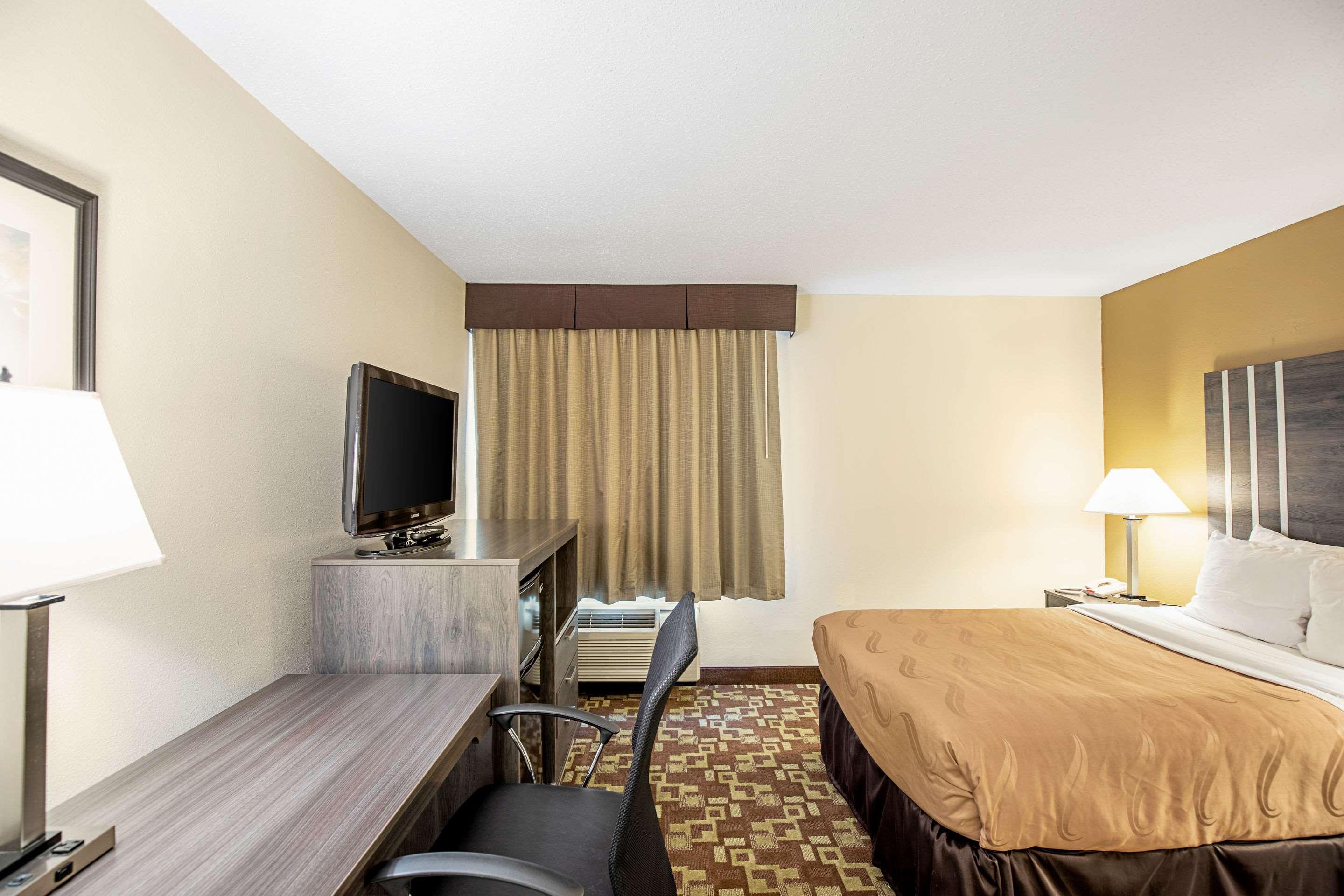Quality Inn & Suites Милуоки Екстериор снимка