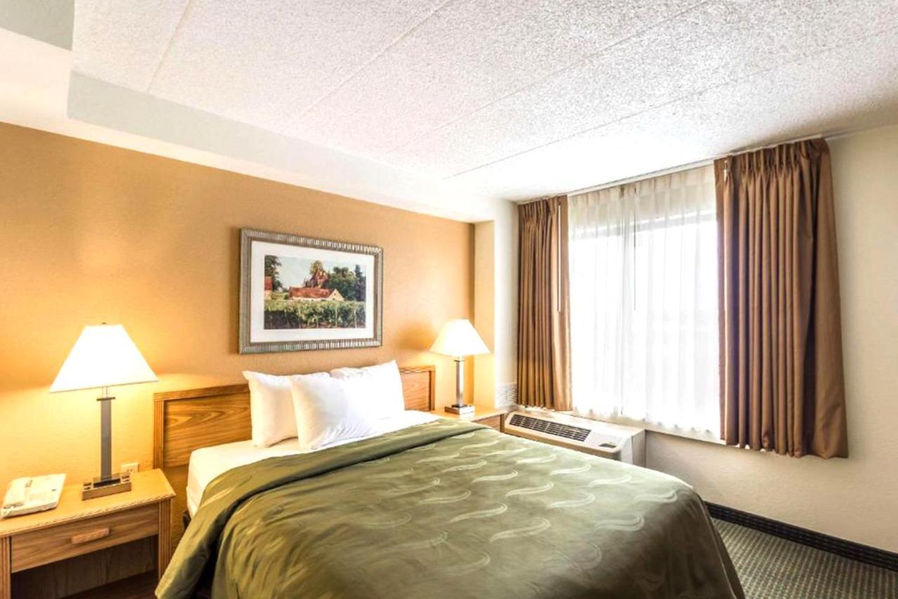 Quality Inn & Suites Милуоки Екстериор снимка