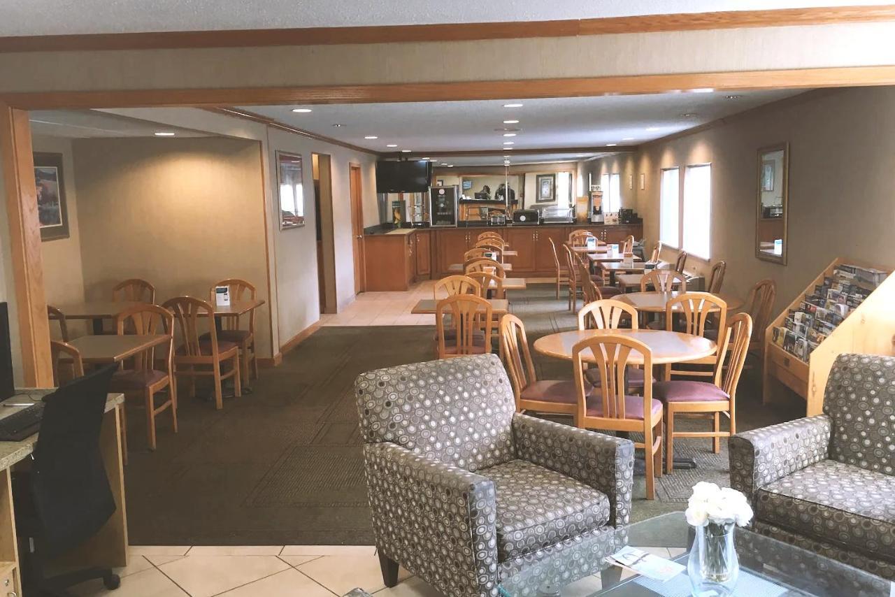 Quality Inn & Suites Милуоки Екстериор снимка