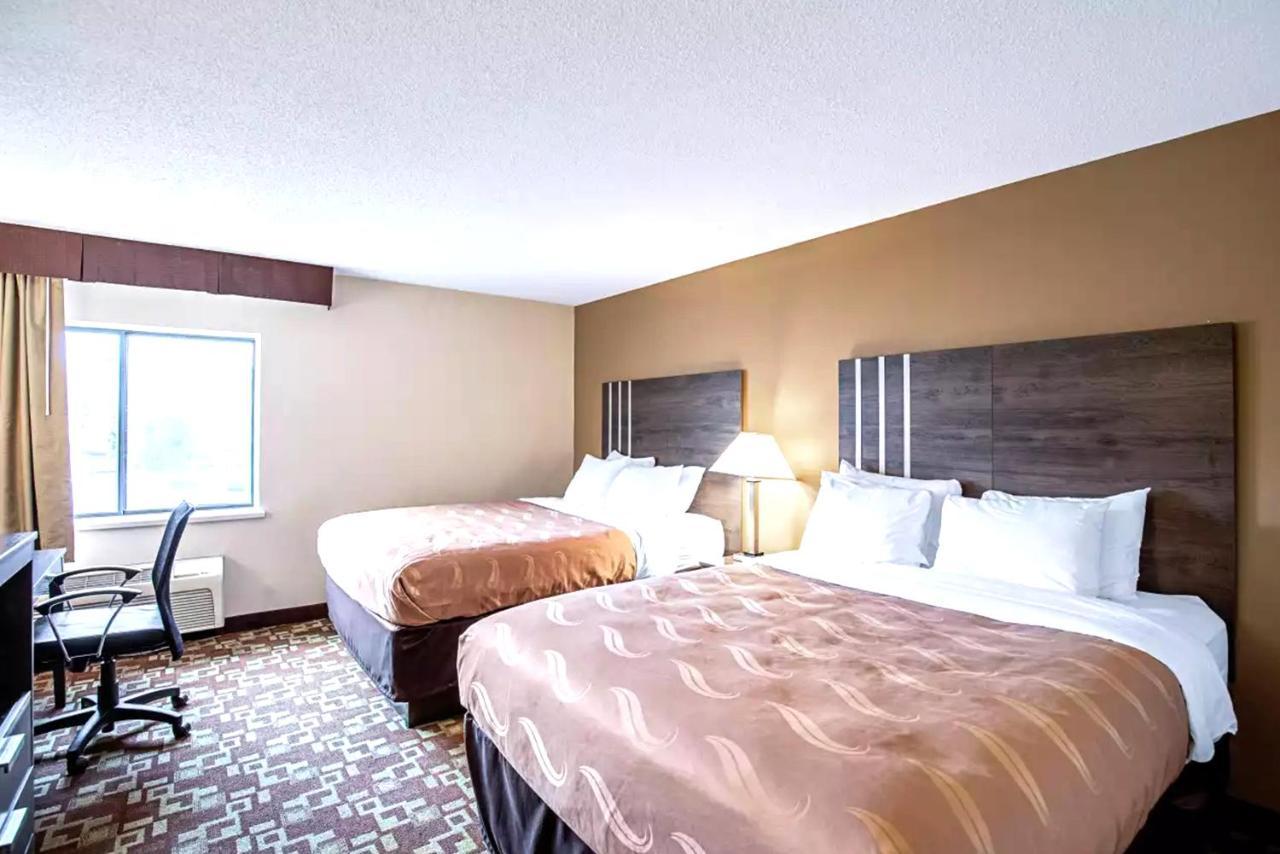 Quality Inn & Suites Милуоки Екстериор снимка