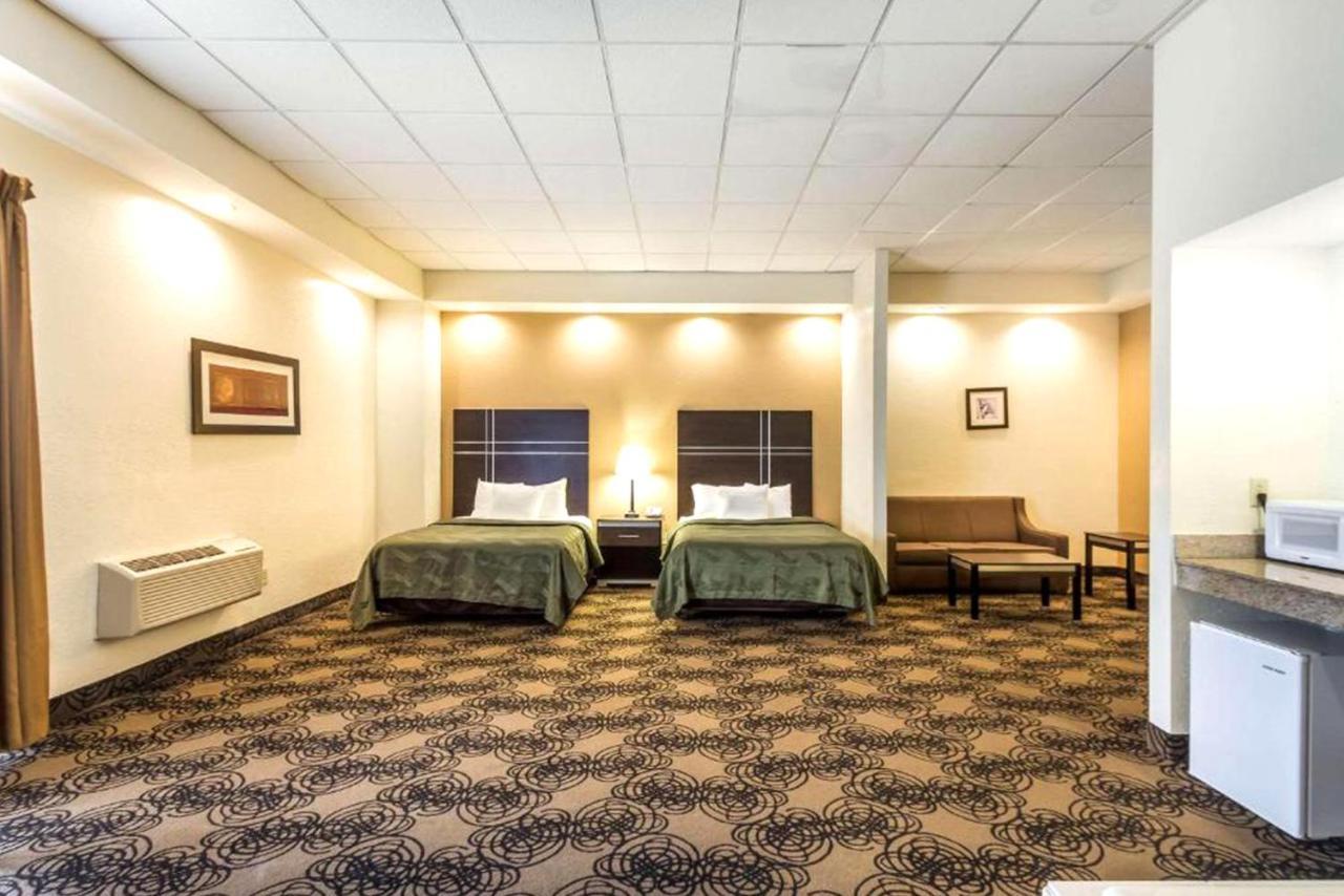 Quality Inn & Suites Милуоки Екстериор снимка