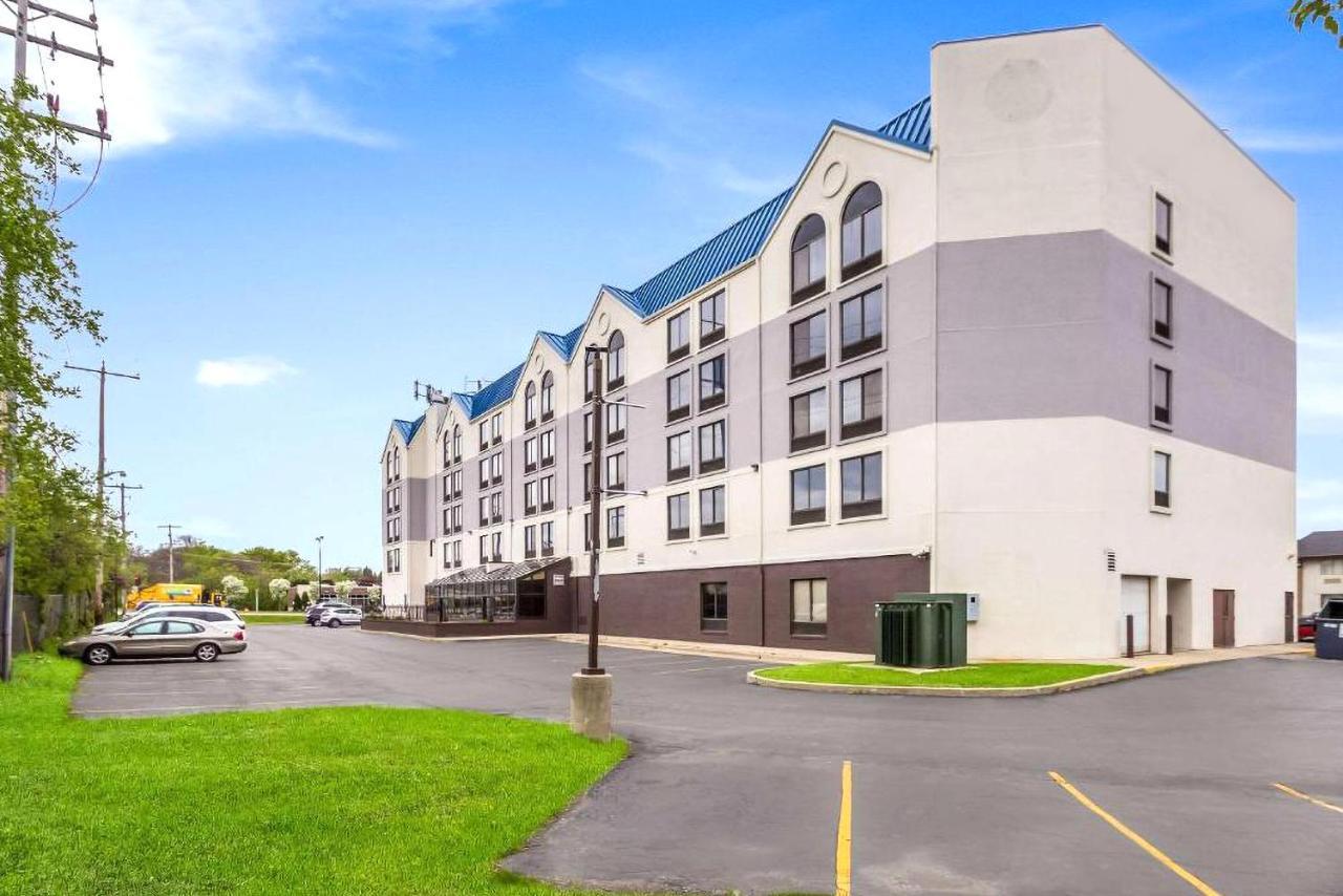 Quality Inn & Suites Милуоки Екстериор снимка