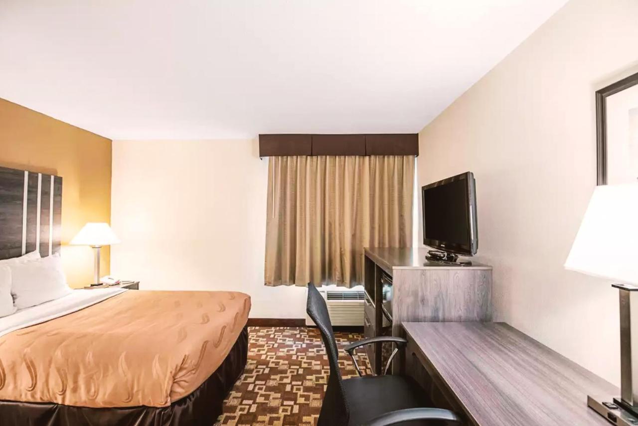 Quality Inn & Suites Милуоки Екстериор снимка