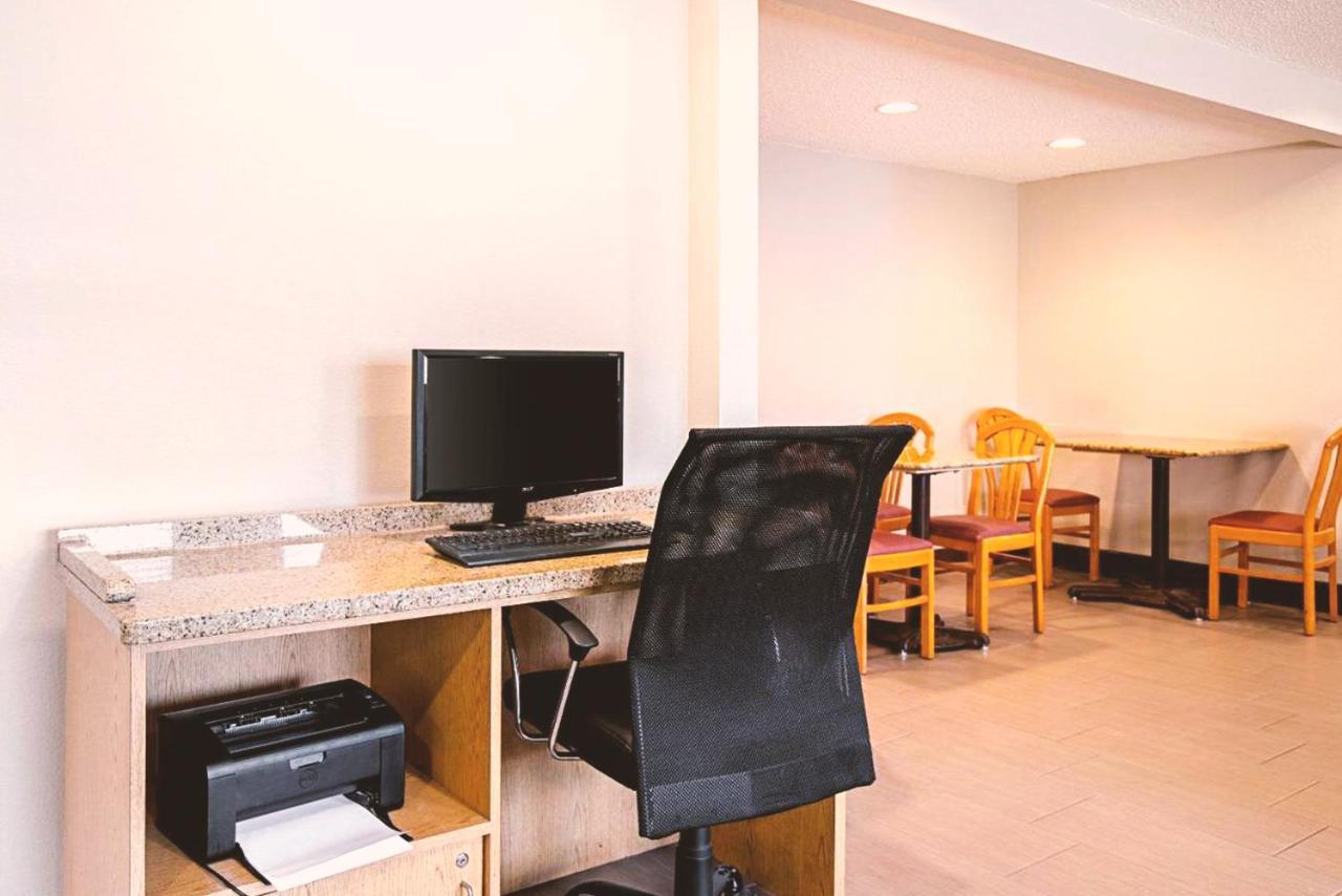 Quality Inn & Suites Милуоки Екстериор снимка
