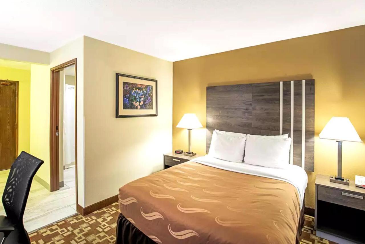 Quality Inn & Suites Милуоки Екстериор снимка