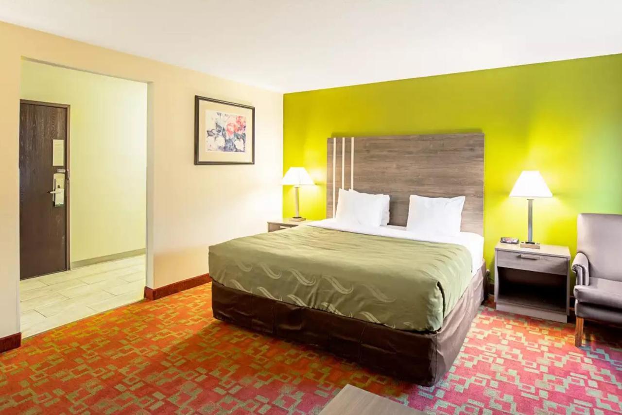 Quality Inn & Suites Милуоки Екстериор снимка