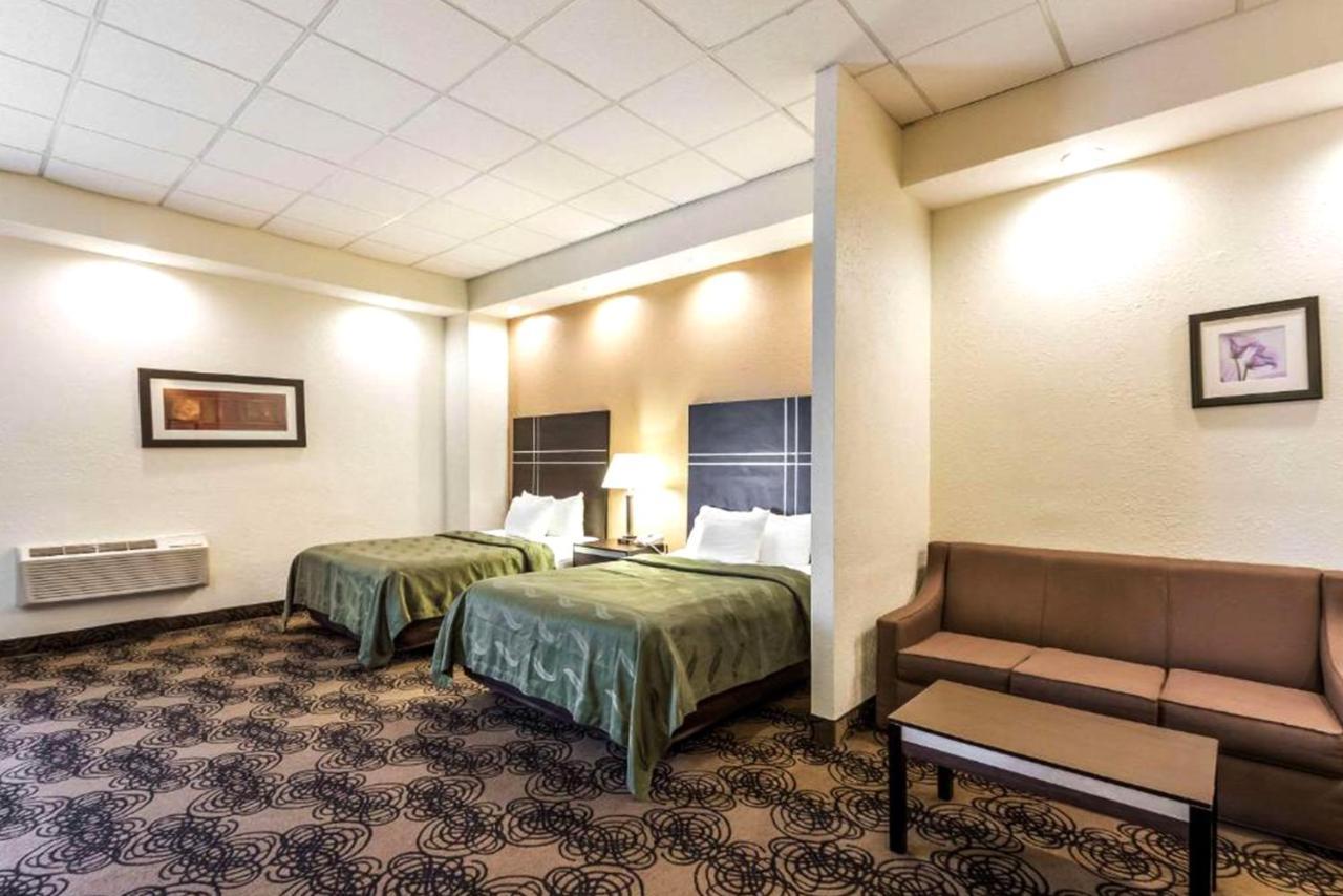 Quality Inn & Suites Милуоки Екстериор снимка