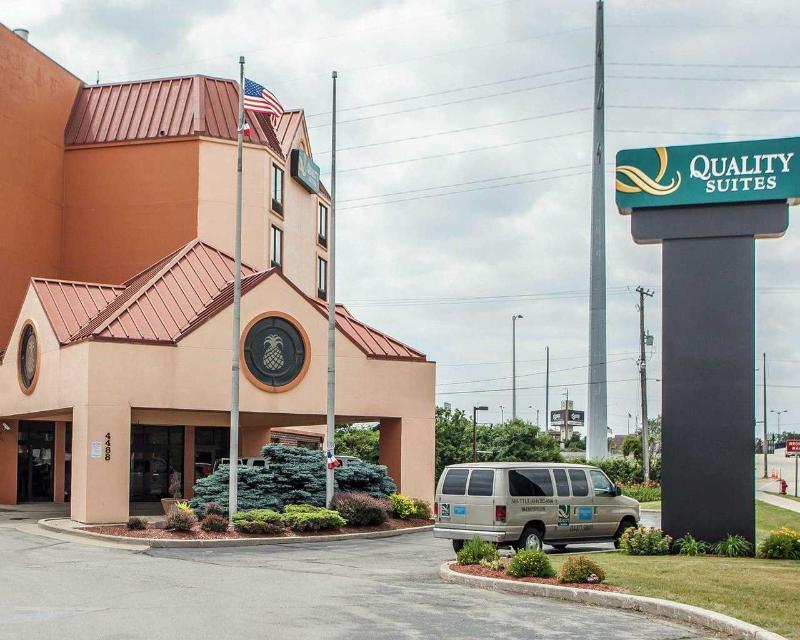 Quality Inn & Suites Милуоки Екстериор снимка