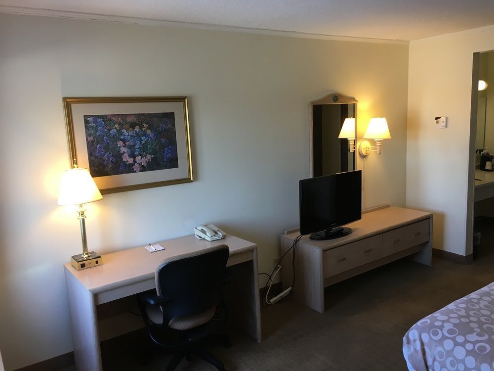Quality Inn & Suites Милуоки Екстериор снимка
