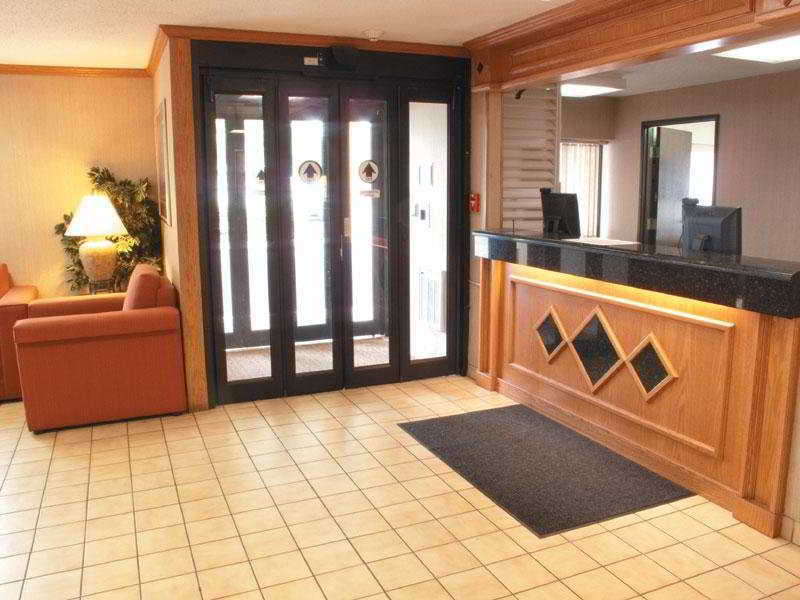 Quality Inn & Suites Милуоки Интериор снимка