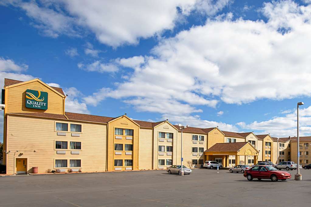 Quality Inn & Suites Милуоки Екстериор снимка