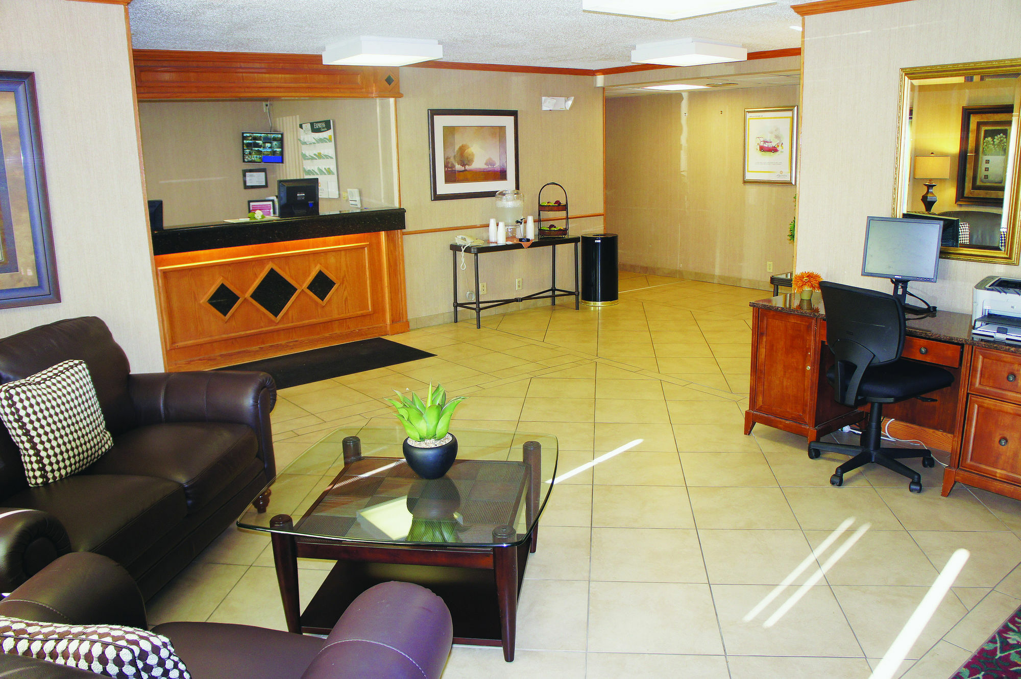 Quality Inn & Suites Милуоки Екстериор снимка